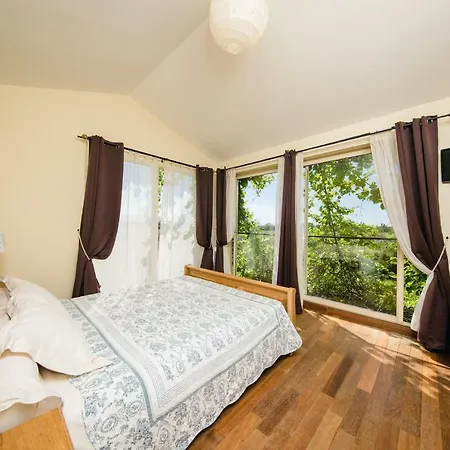 Bed & Breakfast Domaine Rouge-bleu *
